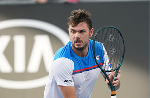 Stan Wawrinka acknowledging the crowd courtside